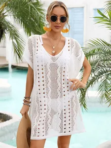 Nahaufnahme eines weißen, gehäkelten Strand-Cover-ups mit V-Ausschnitt für den Sommer