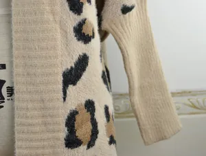 Primo piano della morbida trama del tessuto e del vivace motivo leopardato di questo cardigan