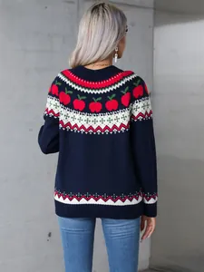 Vista trasera detallada de un jersey navideño azul marino con motivos de manzanas