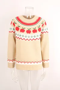 Detalle del tejido de punto del suéter navideño beige para mujer con diseño de manzanas