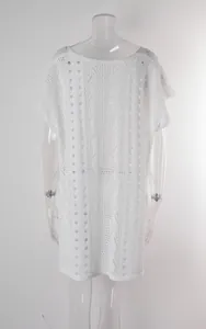 Rückansicht eines stilvollen weißen, gehäkelten Strand-Cover-ups auf einem Mannequin