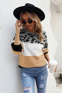 Detail of casual leopard print color-block sweater for women with round neck and ripped jeans