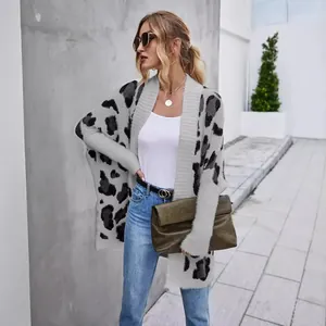 Cardigan in maglia leopardata ampia da donna alla moda per outfit primaverile