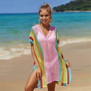Elegante copricostume da spiaggia all'uncinetto arcobaleno con design a maglia traforata