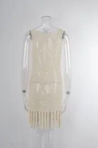 Vista posteriore di un copricostume beige lavorato a maglia con dettagli a frange.