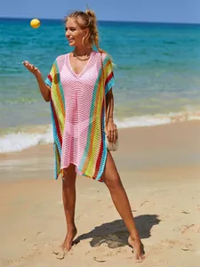 Copricostume da spiaggia all'uncinetto arcobaleno indossato da modella sulla spiaggia
