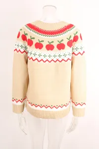 Primer plano detallado de un suéter de punto beige navideño para mujer con manzanas rojas.