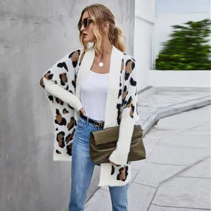 Cardigan in maglia leopardata da donna con vestibilità ampia e stile trendy chic.