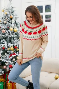 Vista detallada de un suéter navideño festivo para mujer con motivos de manzanas rojas hoy