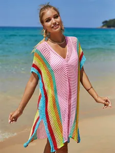 Vista completa di un copricostume da spiaggia all'uncinetto arcobaleno indossato da modella