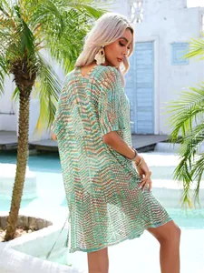 Vista trasera detallada de un pareo de punto boho con estampados de ondas turquesas.