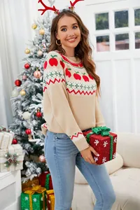 Vista detallada del suéter de punto navideño beige para mujer con patrones festivos