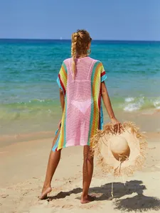 Vista posteriore di un copricostume da spiaggia colorato all'uncinetto arcobaleno