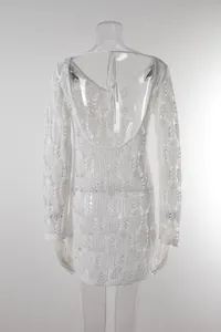 Detalle de la espalda de un vestido de playa blanco de ganchillo calado sexy