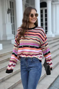 Maglione copricostume da spiaggia all'uncinetto a righe bohémien colorate su modella