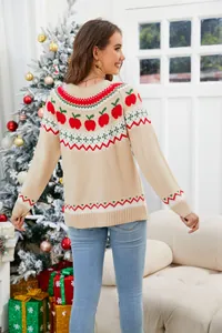 Vista trasera de un suéter navideño beige con patrones de manzanas rojas y nórdicos
