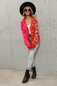 Elegante Damen-Strickjacke mit Leopardenmuster, V-Ausschnitt und Knöpfen auf der Vorderseite.