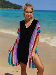 Vista dettagliata di un copricostume da spiaggia in maglia a righe arcobaleno per donna