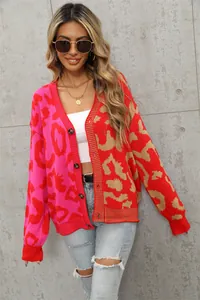 Modell trägt eine farbenfrohe Strickjacke mit Leopardenmuster-Patchwork und Knöpfen.