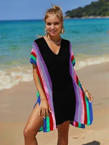 Dettaglio copricostume arcobaleno in maglia traforata con elegante scollo a V estivo