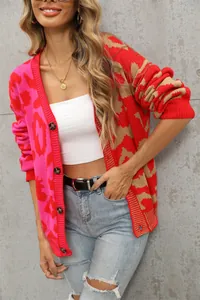 Nahaufnahme der lebhaften Leopard-Print Strickjacke mit Knöpfen für Damen im Winter