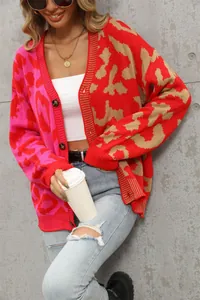 Detailansicht der modischen Damen-Strickjacke mit Leopardenmuster und Knopfleiste