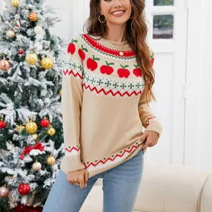Elegante suéter de punto navideño beige para mujer con motivos festivos en una estancia