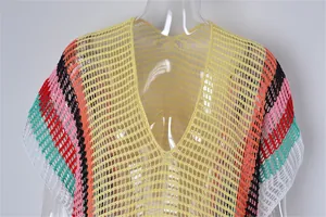 Dettaglio della trama a maglia traforata di questo copricostume da spiaggia arcobaleno
