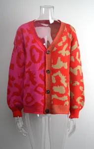 Detailansicht der Leoparden-Kontrast-Strickjacke mit V-Ausschnitt und Knöpfen.