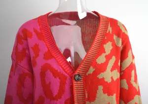 Detailansicht eines mutigen Strick-Cardigans mit Leopardenmuster-Patchwork und V-Ausschnitt