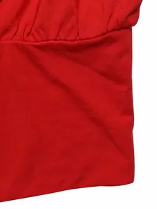 Gros plan de haute qualité montrant la texture du tissu côtelé rouge et les coutures de l'ensemble