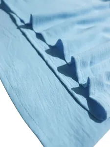 Primer plano de tela texturizada azul claro suave para conjunto de verano de dos piezas