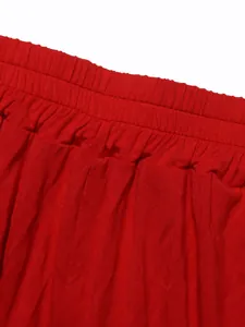 Vue macro détaillée de la taille élastique d'un pantalon de loisirs d'été rouge vif