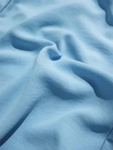 Primer plano de tela texturizada azul claro suave para conjunto mujer