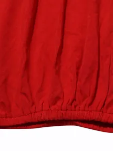 Détail macro de la taille élastiquée et du tricot doux de cet ensemble de détente rouge