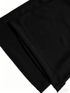 Primer plano de la tela negra y detalle de costura del dobladillo para el conjunto