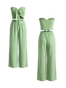 Elegante conjunto verde de dos piezas con top corto de volantes y pantalón ancho de talle alto