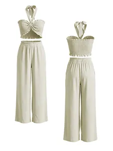 Detalle frontal y posterior de conjunto beige para mujer con top halter y pantalón ancho