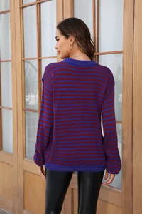 Achteraanzicht van een blauw en bordeaux gestreepte gebreide trui met leren broek.