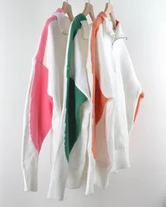 Set van gebreide damestruien met kwartrits in roze, groen en oranje op hangers