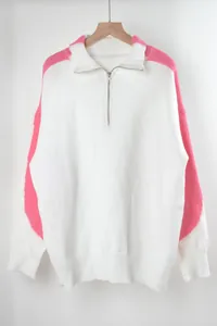 Oversized witte gebreide trui met roze mouwpanelen en een halve rits polokraag.