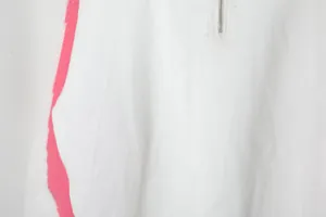 Close-up van witte gebreide trui met roze zijstreep en zilveren ritssluiting