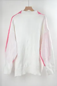 Algeheel achteraanzicht van een witte gebreide trui met roze accenten op de mouwen