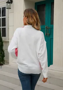 Gedetailleerd achteraanzicht van een witte gebreide trui met roze accenten en een kraag