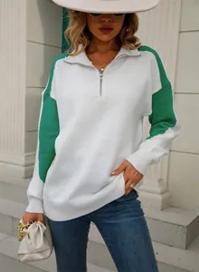 Detail van wit-groene gebreide trui met kwart rits voor damesmode