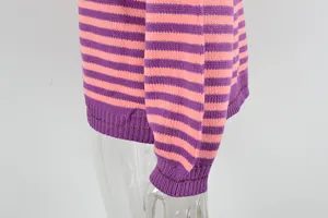 Detailopname van paars en roze gestreept breigoed met geribbelde manchetten en glitterdraad