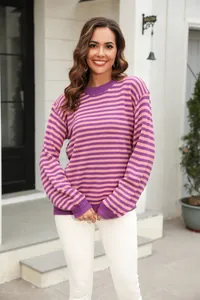 Casual roze en paars gestreepte gebreide trui met lange mouwen gedragen door een model.