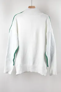 Achteraanzicht van witte oversized gebreide trui met groene details op de mouwen