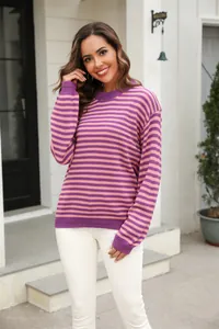 Gezellige roze en paars gestreepte gebreide trui met lange mouwen voor de lente-streetstyle