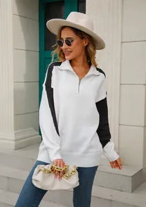 Detail van een zwart-witte gebreide trui met kwartrits en kraag voor damesmode stijl